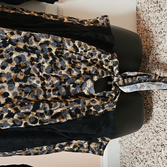 BKE Leopard Print Tie Front Top - Picture 4 of 13